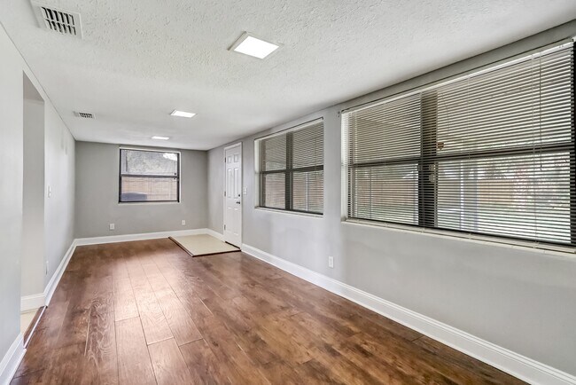 Building Photo - 5761 Lake Lucina Dr S