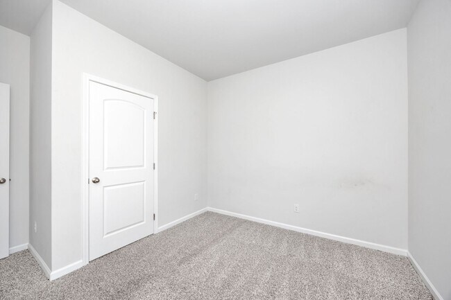 Building Photo - 102 High Leaf Dr