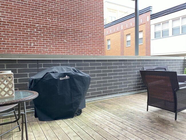 Building Photo - 1247 W Madison St