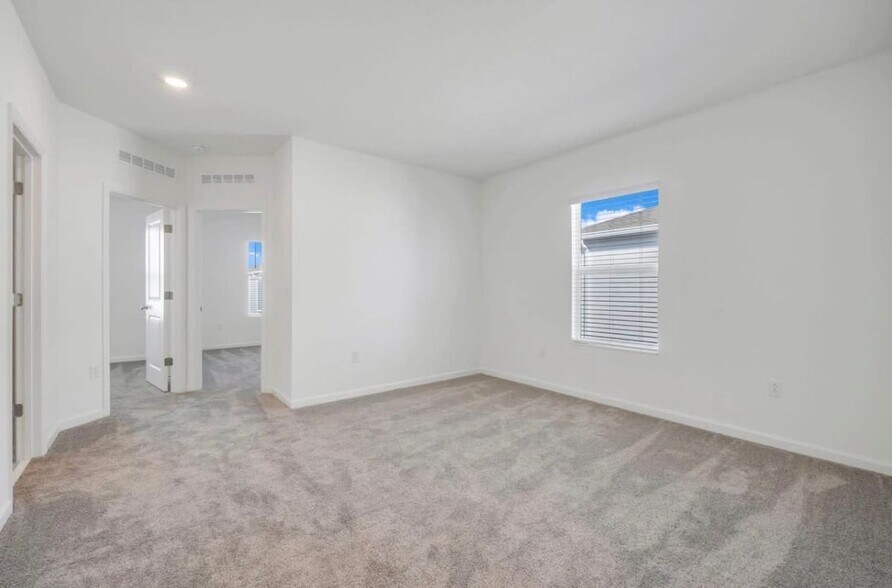 Building Photo - 2550 Skyline Lp