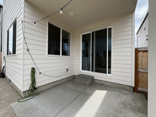 Building Photo - Stunning 2024 Built 5BR Home with Main-Level Suite, EV Charger & Covered Patio Near River Terrace