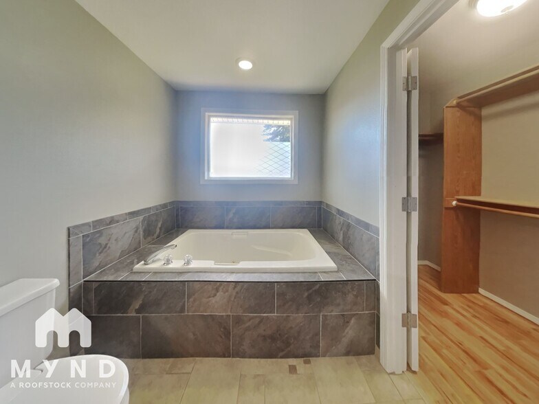 Building Photo - 2711 NE 154th Ct