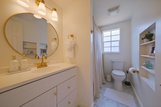 Building Photo - 1752 Banyan Dr