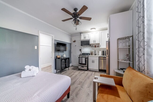 Primary Photo - 2119 N Sedgwick St