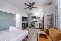 Building Photo - 2119 N Sedgwick St