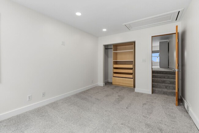 Building Photo - 5306 Beach Dr SW