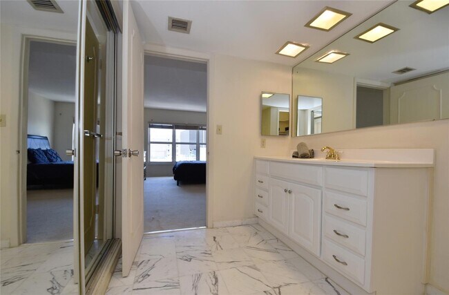 Building Photo - 3850 Galt Ocean Dr