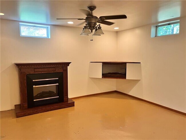 Building Photo - 329 Stoney Hollow Rd