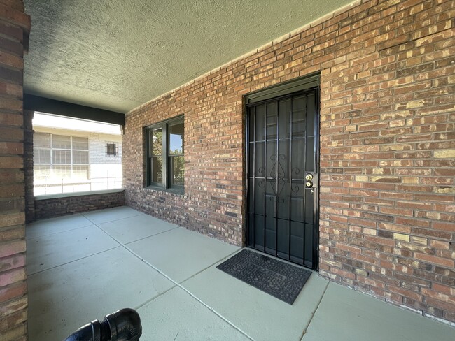 Building Photo - 1518 Lawton Dr