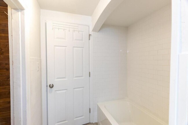 Building Photo - 543 Spruce St
