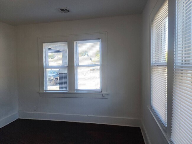 Building Photo - 2 bedroom 1 bathroom home