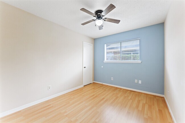 Building Photo - 5039 Parkland St