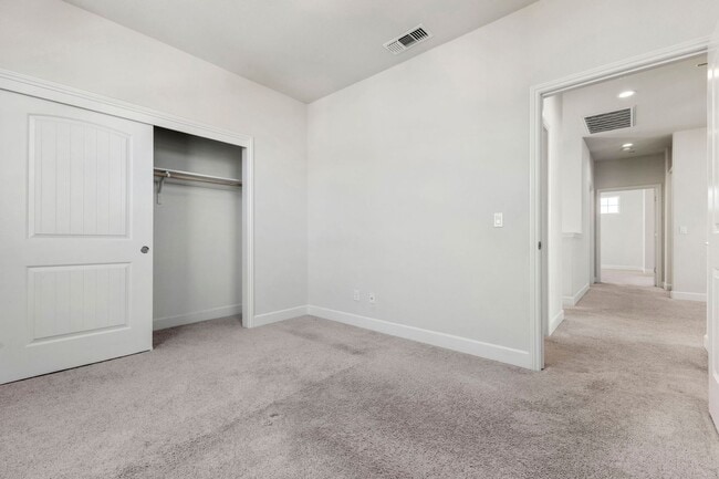 Building Photo - 3 Bed, 3 Bath East Garrison