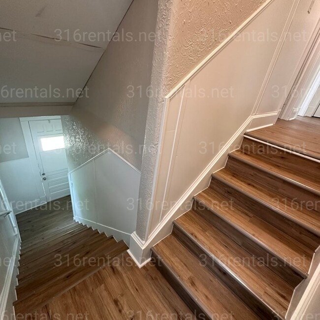 Building Photo - $825 - 2 bedroom/ 1 bathroom - Duplex