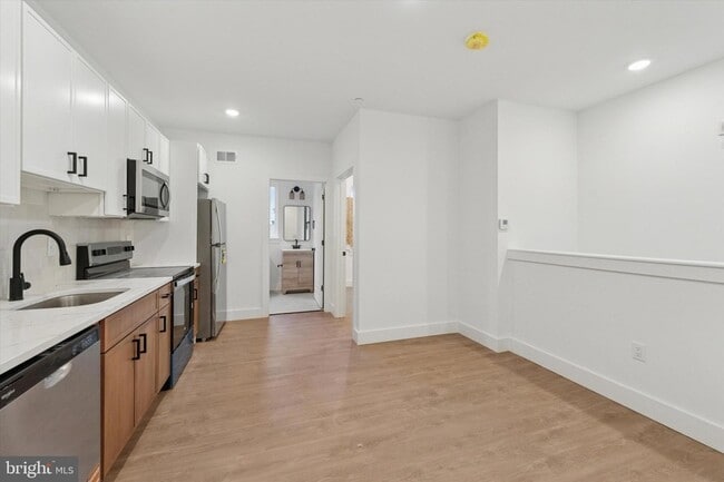 Building Photo - 2520 N Front St