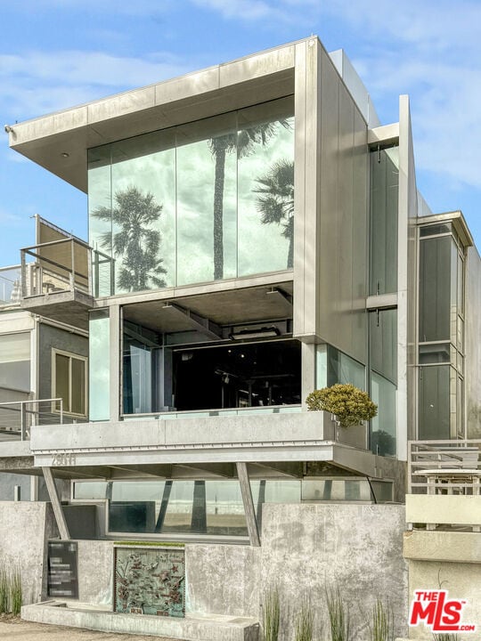 Building Photo - 2911 Ocean Front Walk