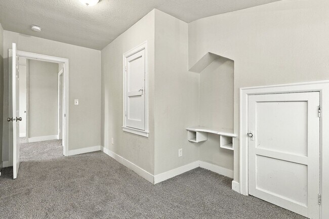Building Photo - 2943 Porter Ave