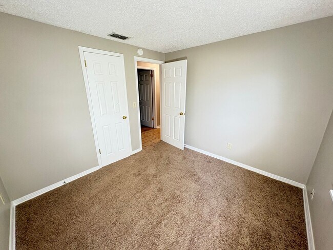 Building Photo - Remodeled 3/2 with huge yard in Sandalwood