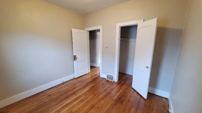 Building Photo - Pet Friendly Home with Fenced Back Yard and Hardwood Floors!