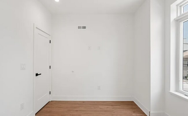 Building Photo - 1546 N Darien St