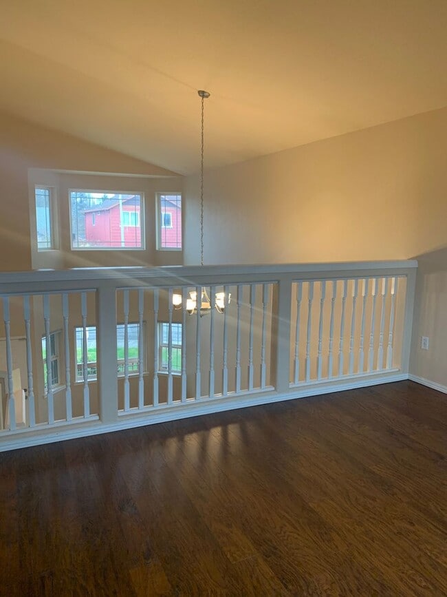 Building Photo - Great 3BD 2.5BA Fisher's Landing! Large Fe...