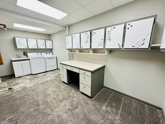 Building Photo - Stunning 6-Bedroom Corner-Lot Home w/ Luxury Finishes & Entertainer’s Layout