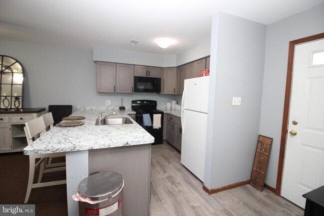 Building Photo - 214 Spring House Ln