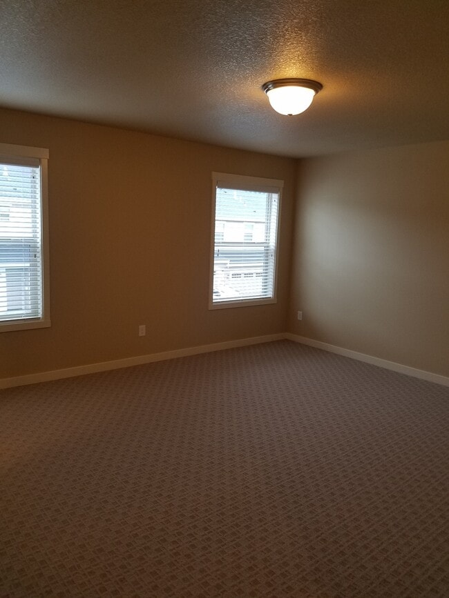 Building Photo - Beautiful Townhome in perfect location, only minutes from I-5