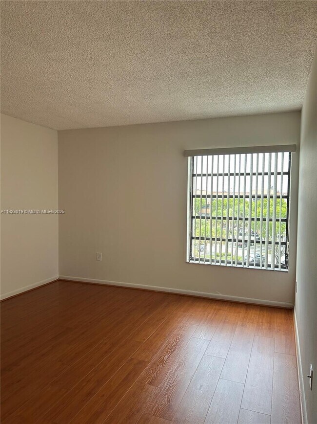 Building Photo - 5900 SW 127th Ave