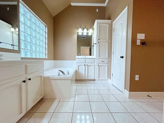 Building Photo - 3919 Meadow Ridge Dr