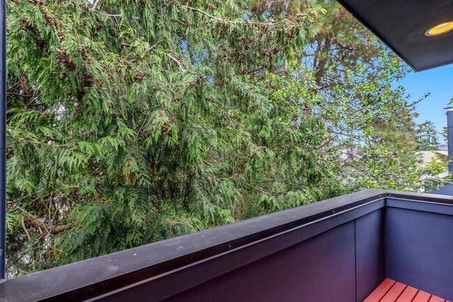 Building Photo - Stunning Standalone Townhome In Coveted Lincoln Park - Air Conditioned!