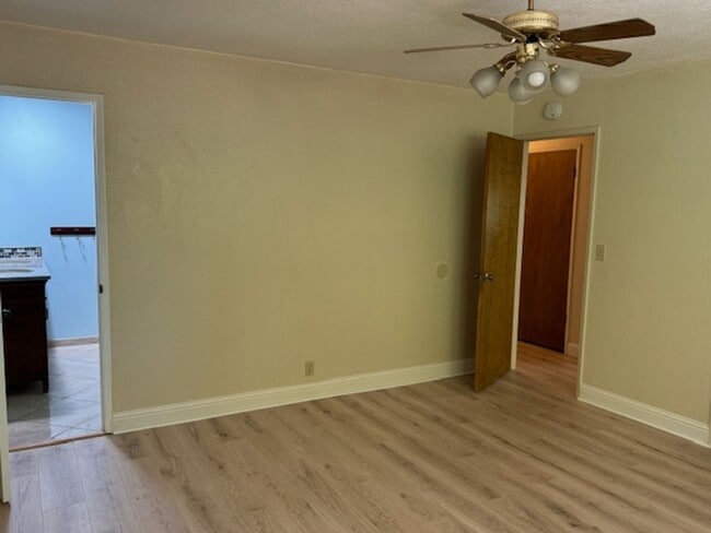Building Photo - 3 Bedroom, 2 bath home with indoor laundry...