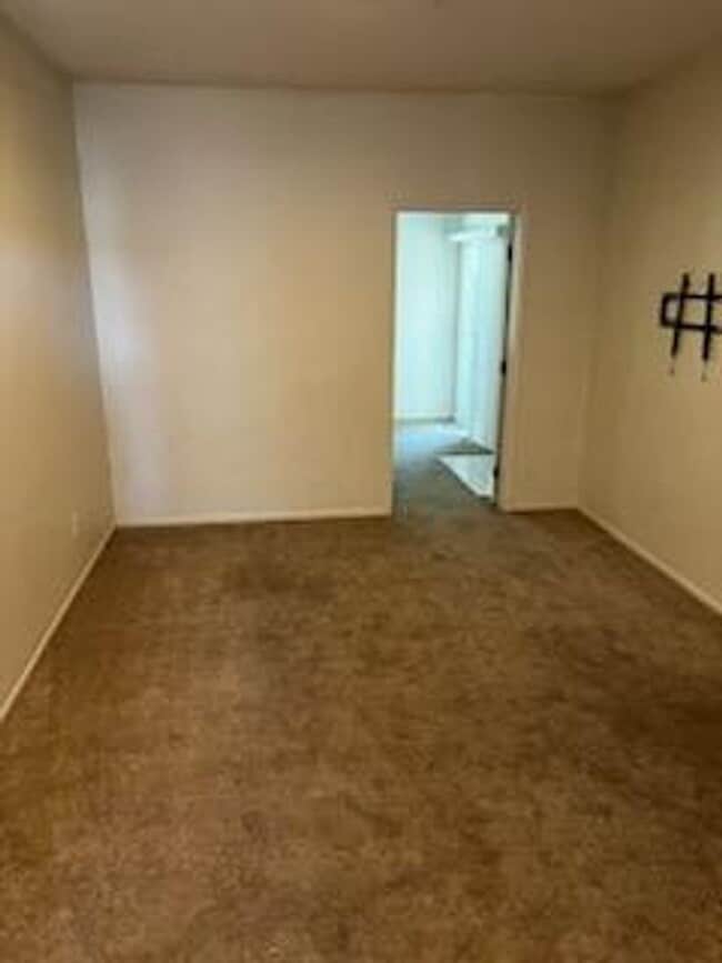 Building Photo - Upper Unit 2 Bedroom Condo in Gated Commun...