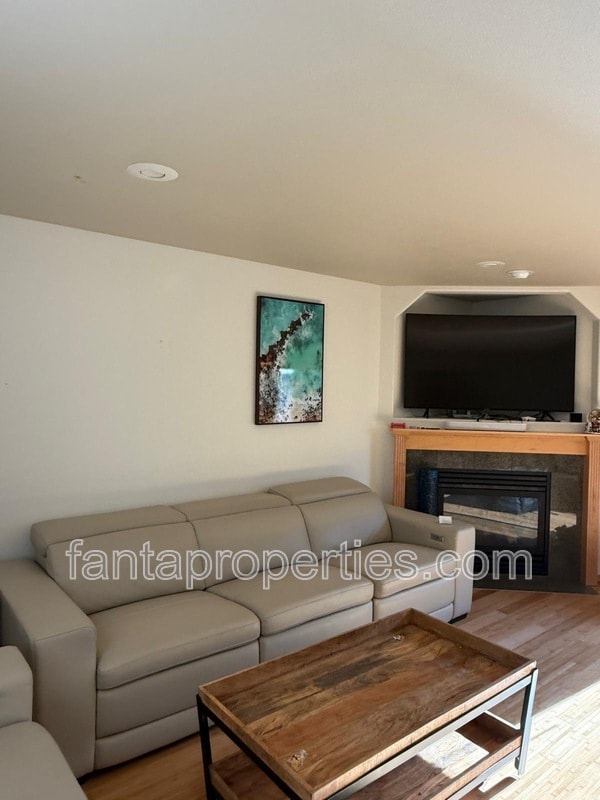 Building Photo - 320 Zillah Pl SE