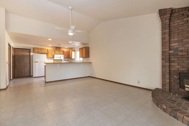 Building Photo - 3-bedroom, 2-bathroom home in great neighborhood!