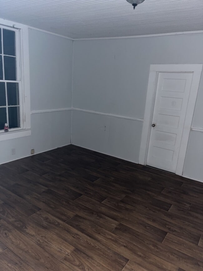 Building Photo - 2 Bedroom 1 Bathroom