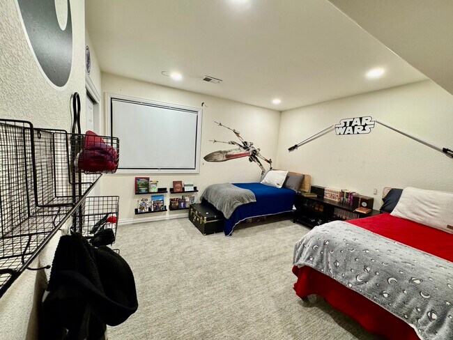 Building Photo - 1011 S Valentia St