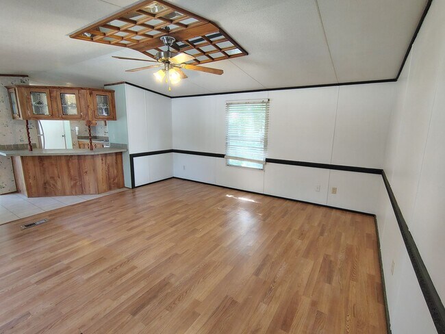 Building Photo - 225 Community Dr