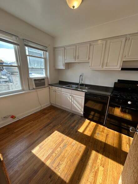 Building Photo - 4409 N Kenneth Ave