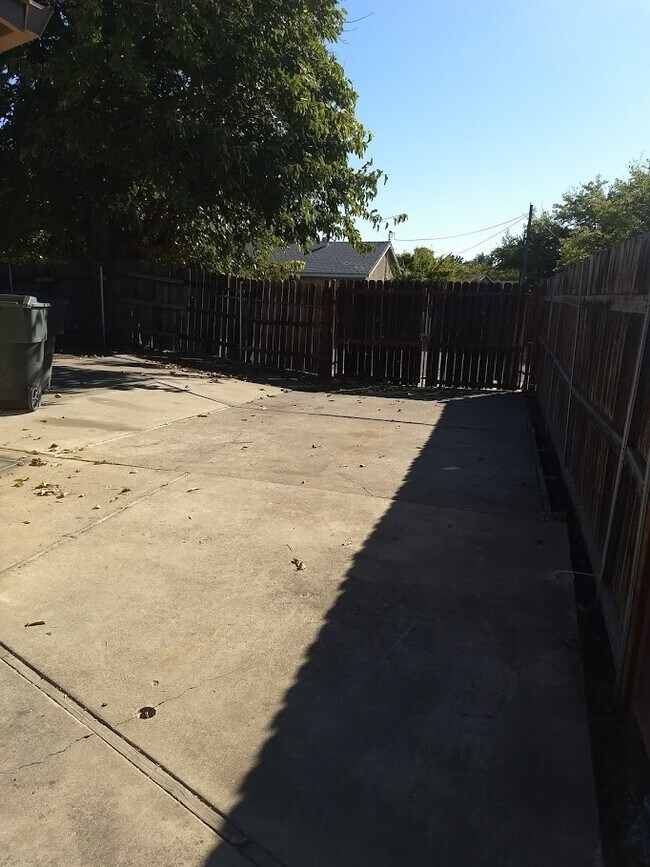 Building Photo - Remodeled 3 Bedroom 2 Bathroom Carmichael ...