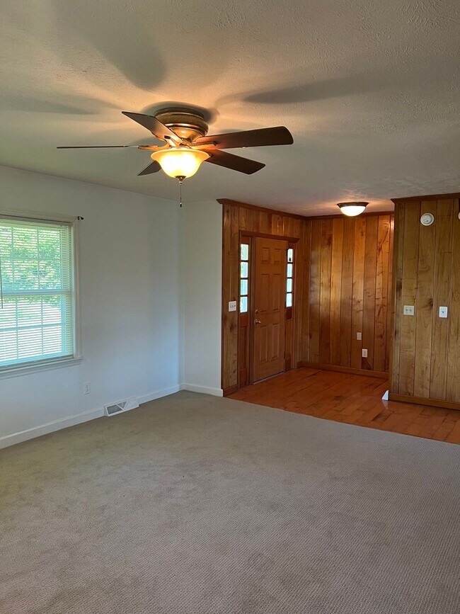 Building Photo - AVAILABLE NOW – Peaceful 3 Bedroom Home on...