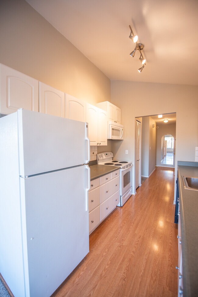 Building Photo - 2562 Thorndyke Ave W