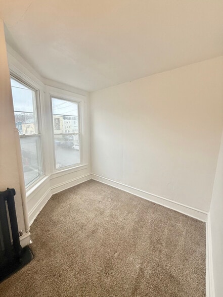 Building Photo - 194 Main St