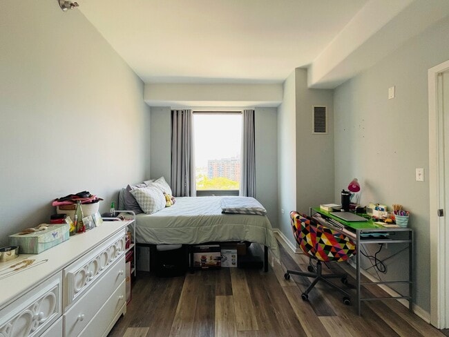 Building Photo - 1 E 8th St