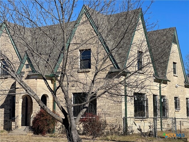 Building Photo - 111 W Fowler Ave