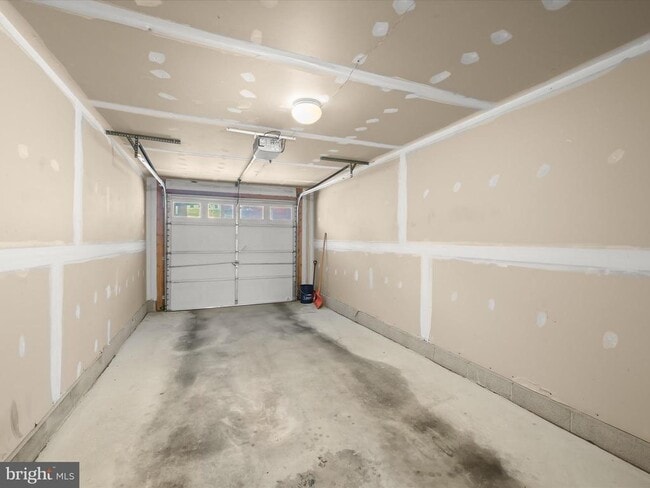 Building Photo - 10713 Symphony Way