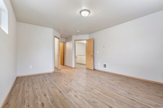 Building Photo - Beautiful 4bed/2.5bath home