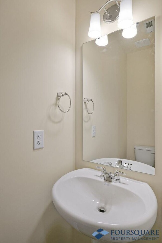 Building Photo - Spacious 3-Bed End- Unit Townhome with Mod...