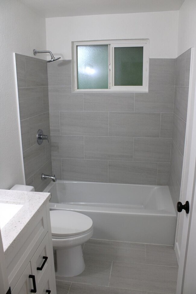 Building Photo - Updated 2 Bedroom Duplex with Garage and P...