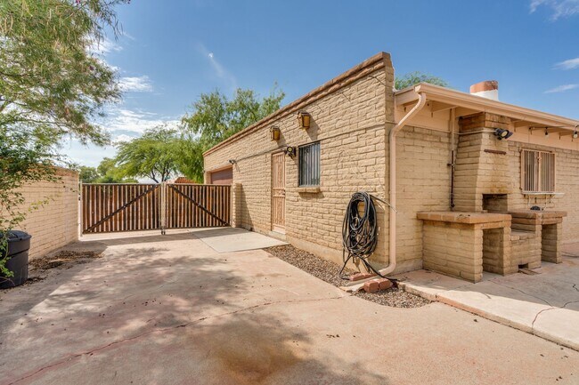 Building Photo - Great East Side Location 4 Bed/2 Bath Home